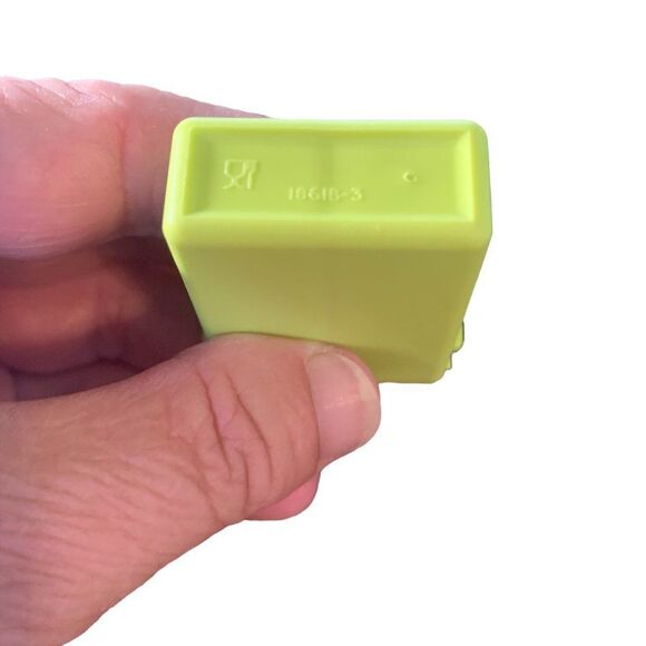 NWT Tupperware Personal Divided Salt & Pepper Shaker in Bright Yellow - Picture 4 of 4